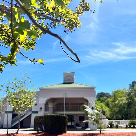 Country Hearth Inn & Suites Augusta Bagian luar foto