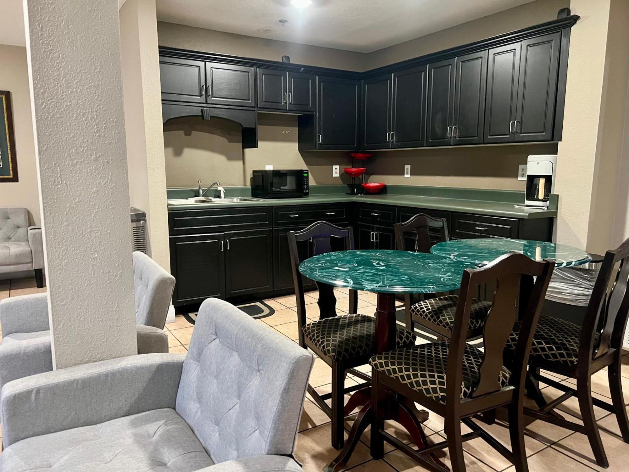 Country Hearth Inn & Suites Augusta Bagian luar foto