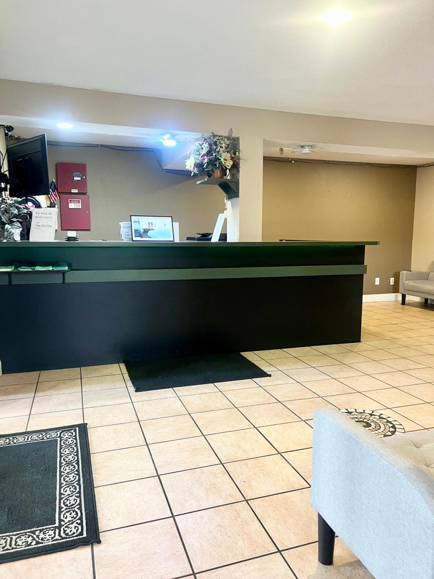 Country Hearth Inn & Suites Augusta Bagian luar foto