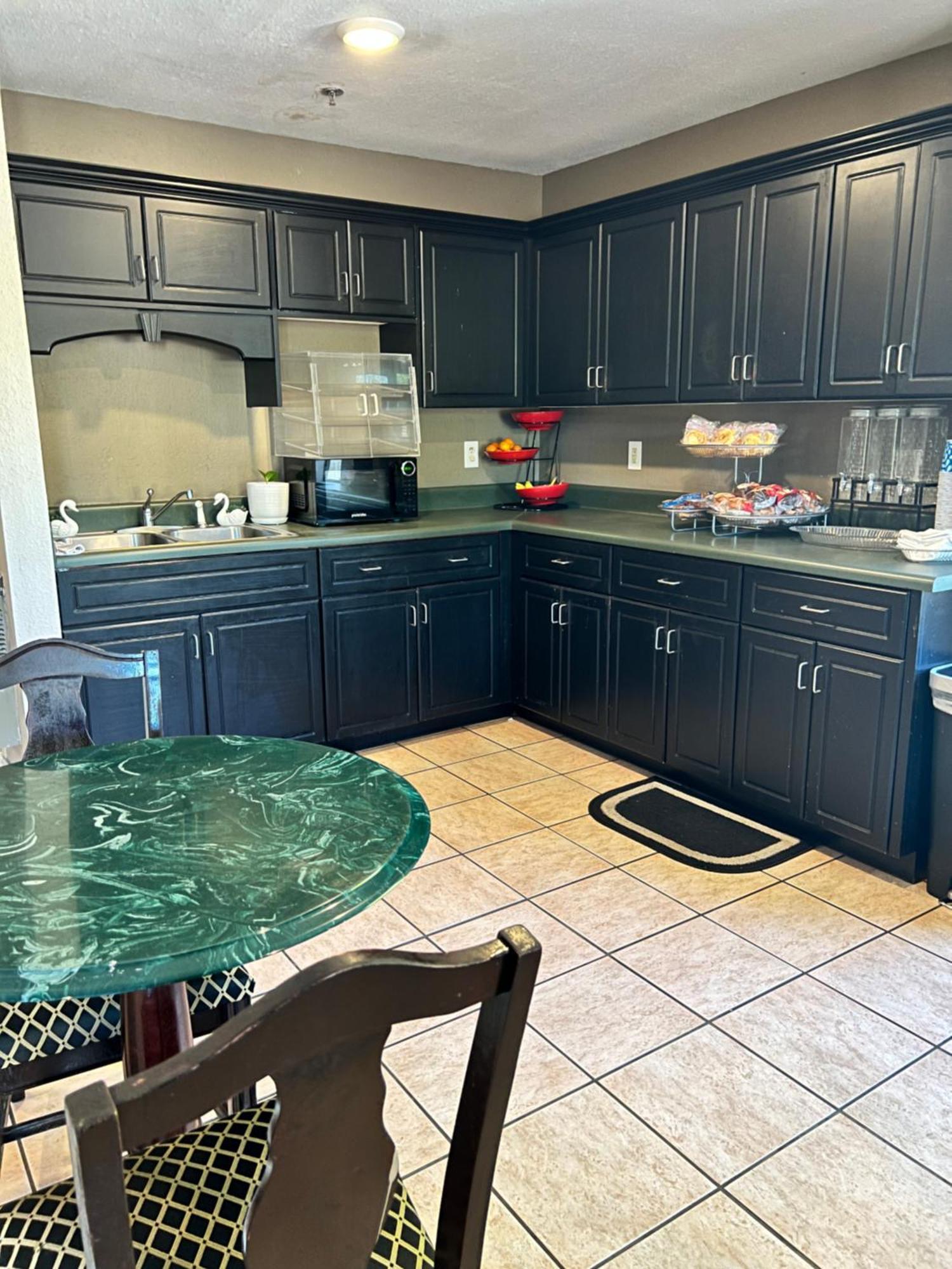 Country Hearth Inn & Suites Augusta Bagian luar foto