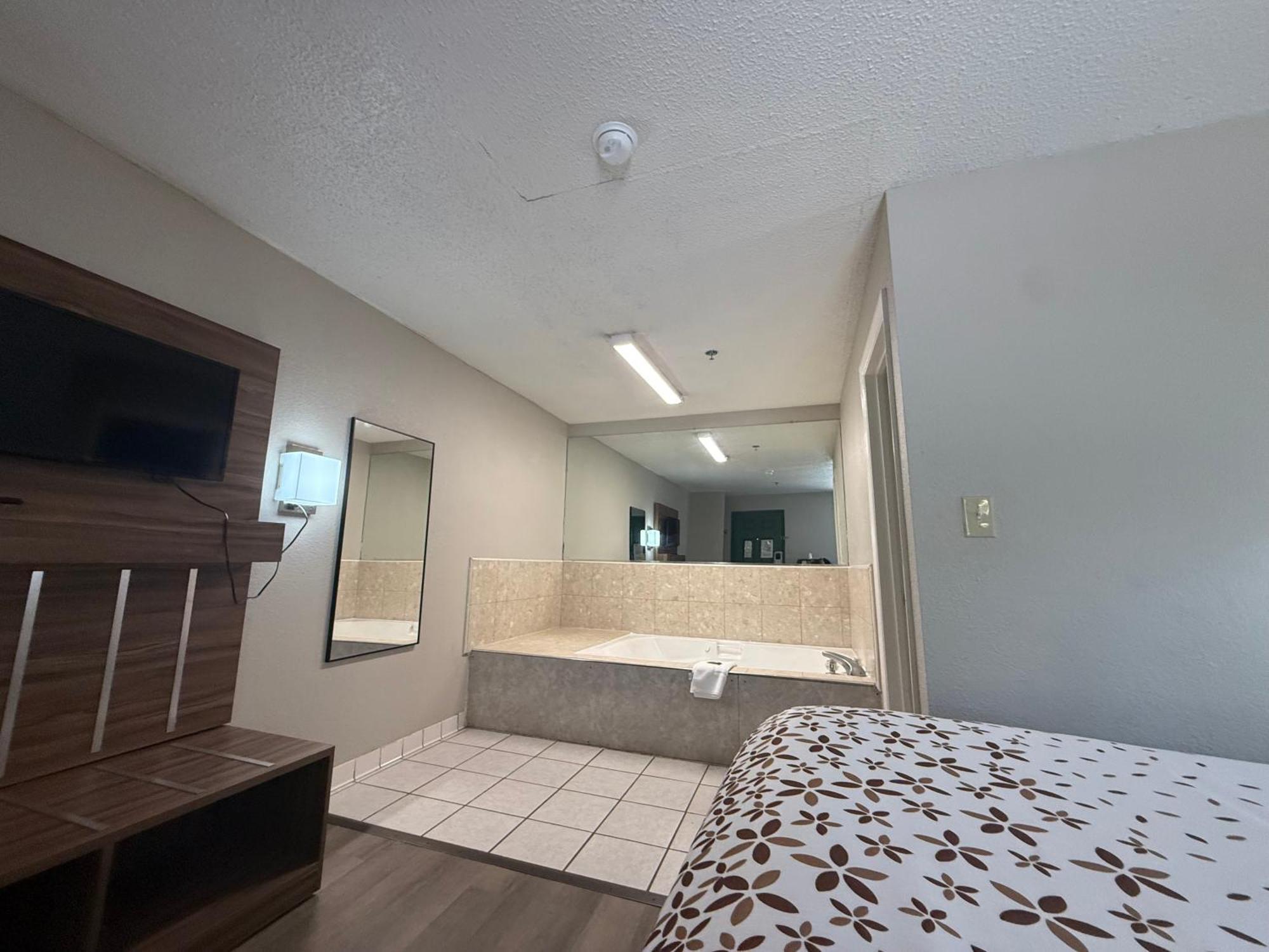Country Hearth Inn & Suites Augusta Bagian luar foto