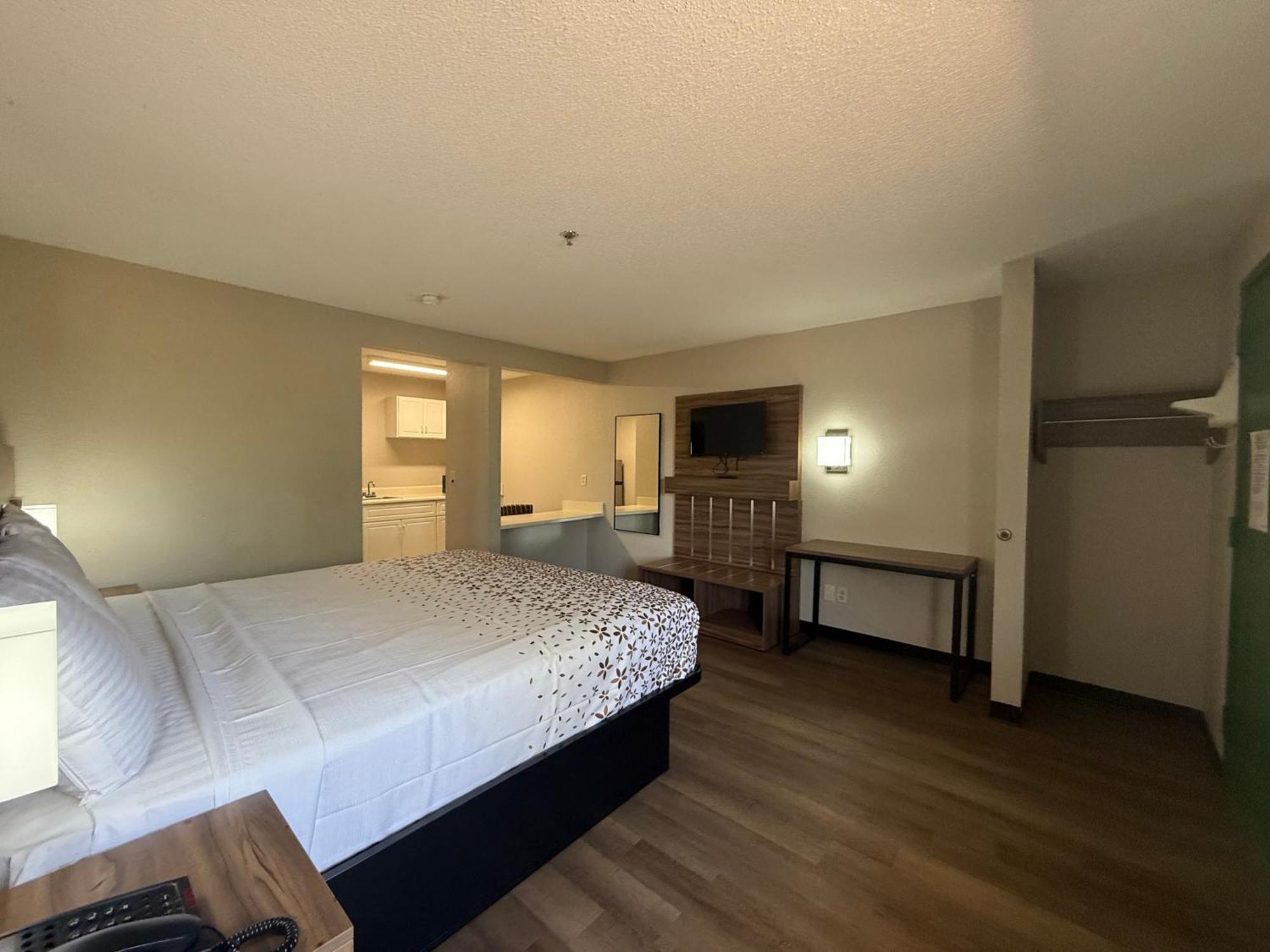 Country Hearth Inn & Suites Augusta Bagian luar foto