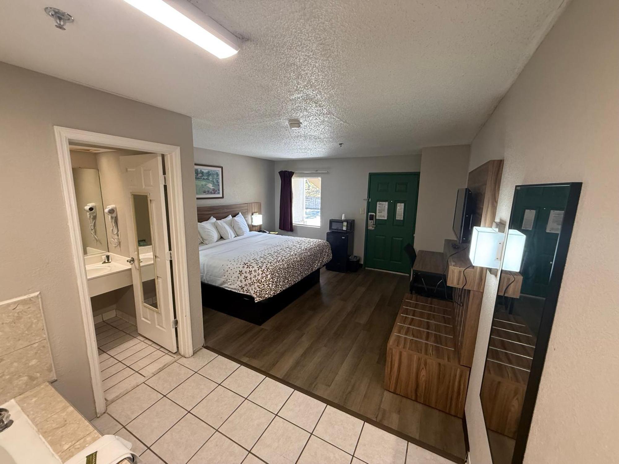 Country Hearth Inn & Suites Augusta Bagian luar foto