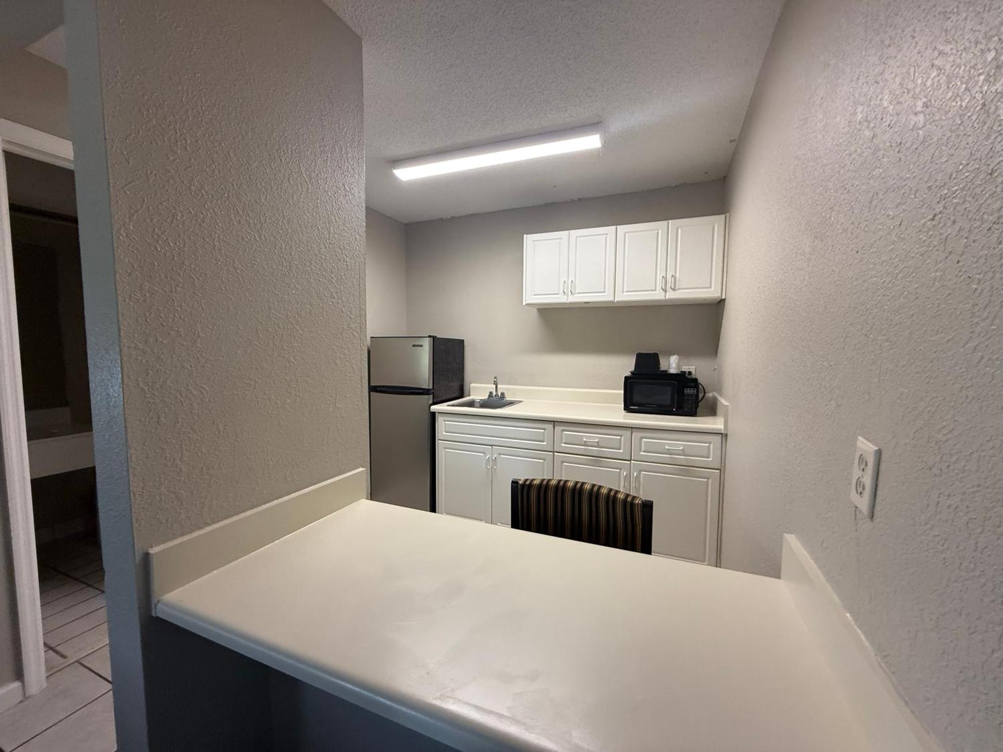 Country Hearth Inn & Suites Augusta Bagian luar foto