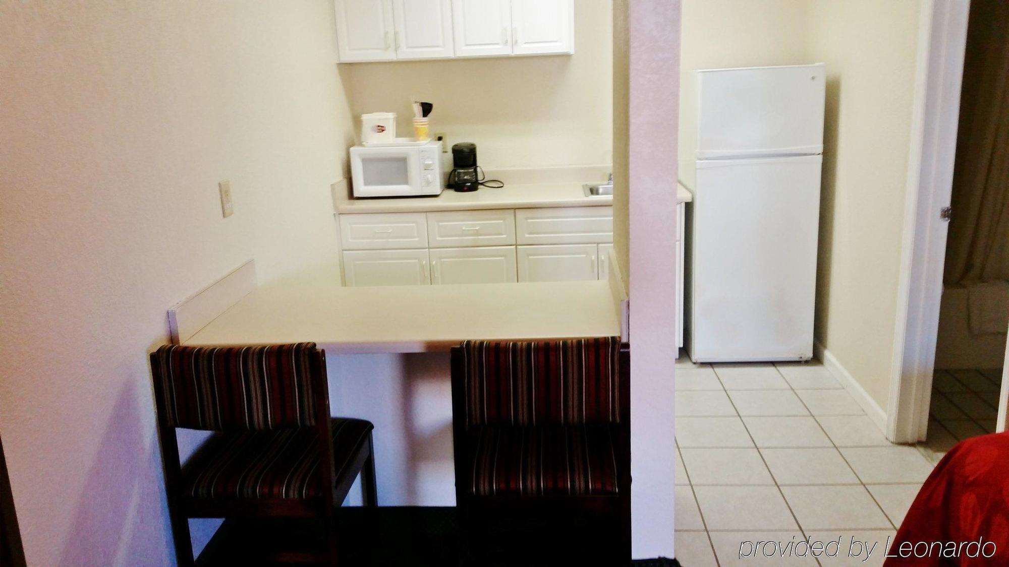 Country Hearth Inn & Suites Augusta Bagian luar foto