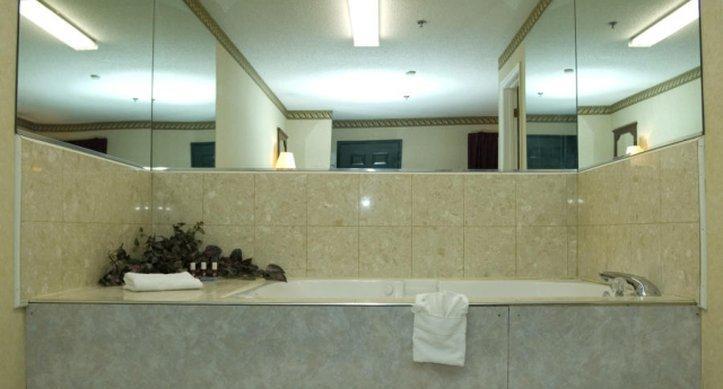 Country Hearth Inn & Suites Augusta Bagian luar foto