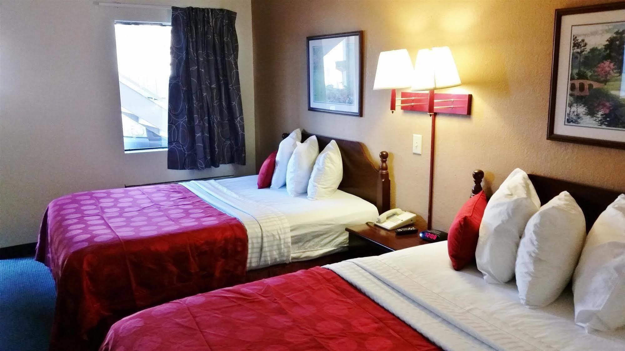 Country Hearth Inn & Suites Augusta Bagian luar foto